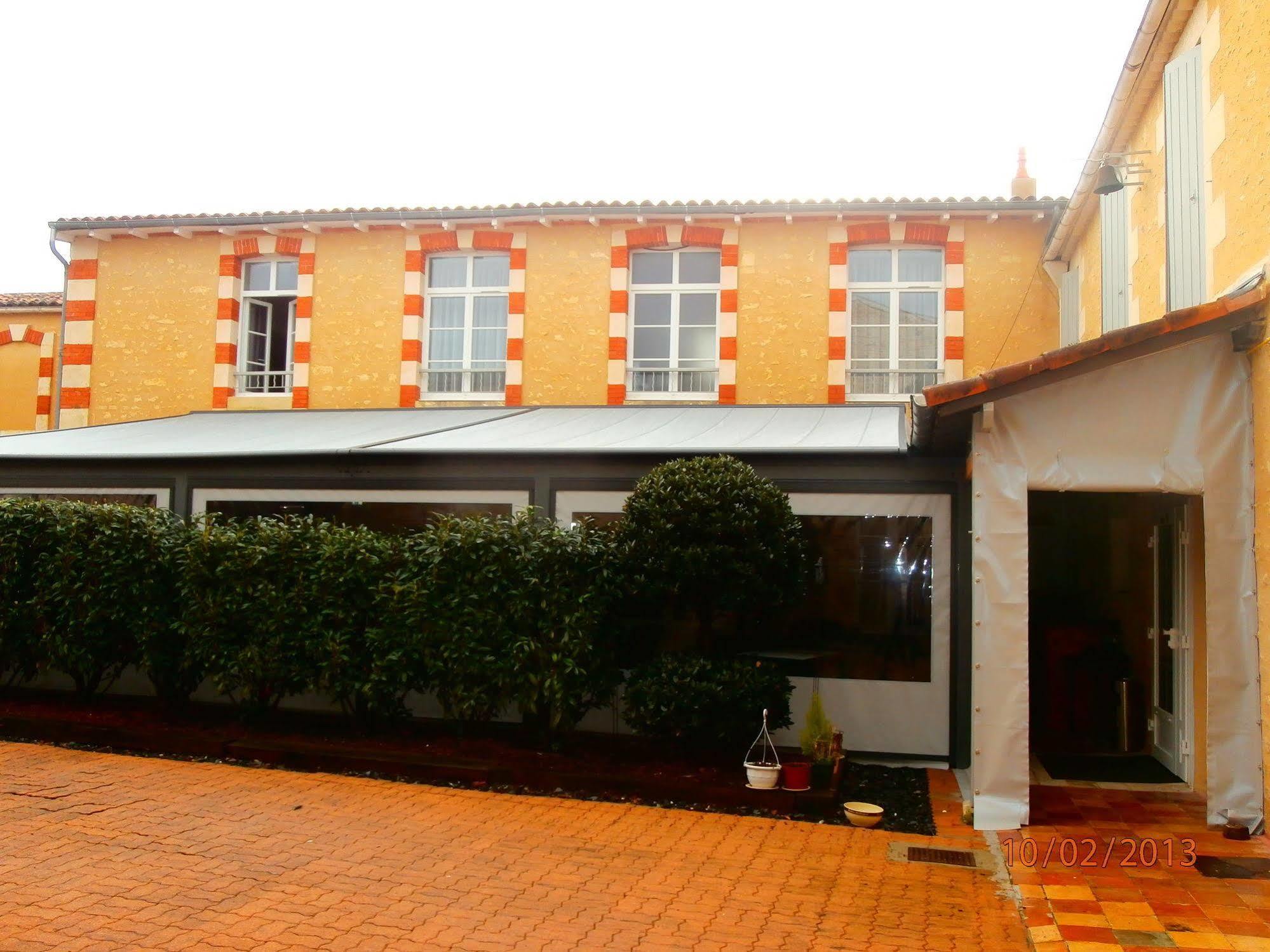 Hôtel Restaurant Le Commerce Saujon Exterior foto